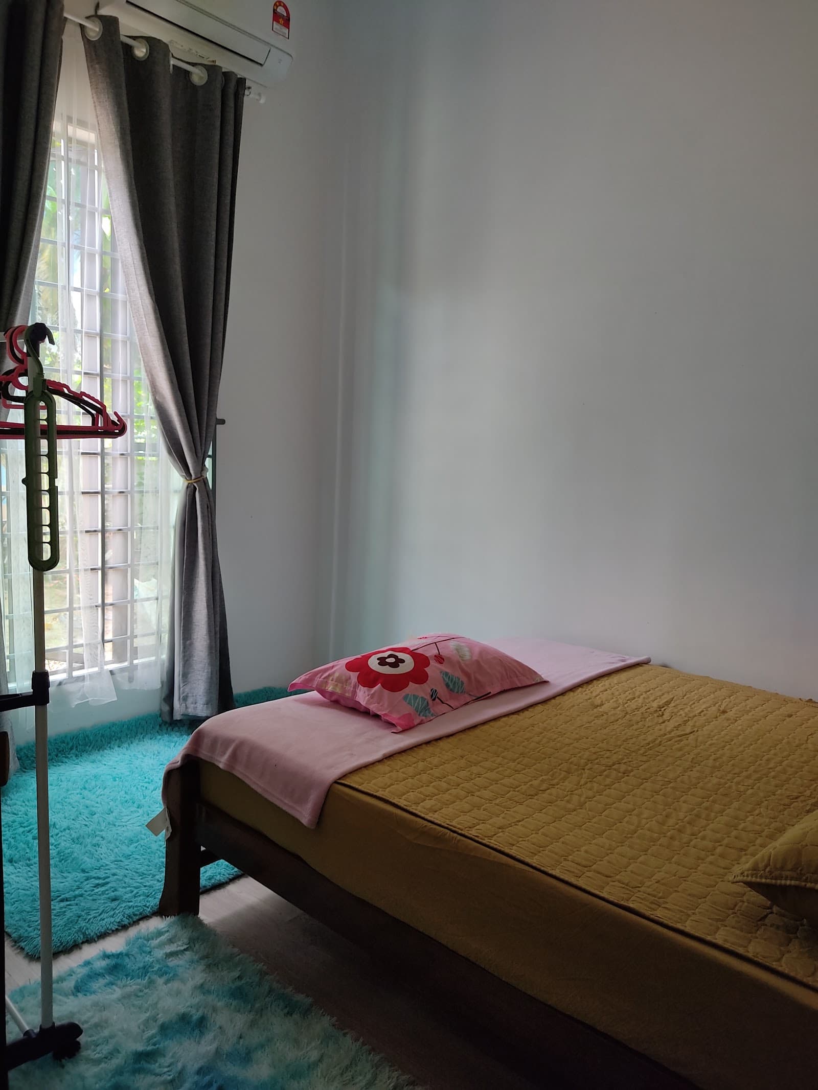 Bilik tidur dengan katil dan langsir